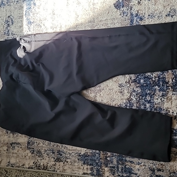 Black yoga pants that come to the knee. They have 2 side pockets - Picture 3 of 6